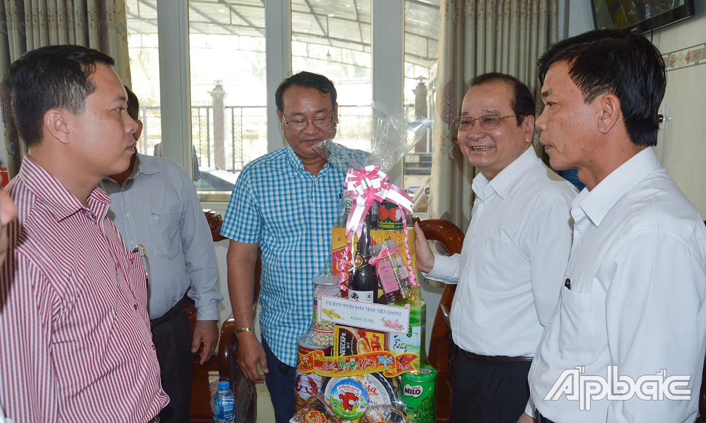 Đoàn thăm và chúc tết Công ty TNHH Thương mại - Dịch vụ - Xây dựng Phước Hùng.