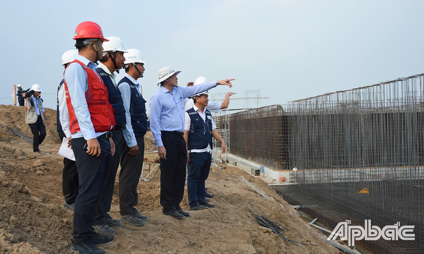 Đồng chí Lê Văn Hưởng biểu dương sự nỗ lực của đơn vị thi công Dự án Bệnh viện Đa khoa tỉnh.