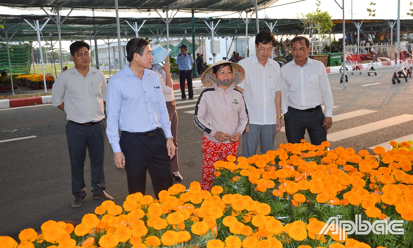 Đồng chí đã thăm hỏi các tiểu thương đang kinh doanh hoa, cây kiểng tại đây.