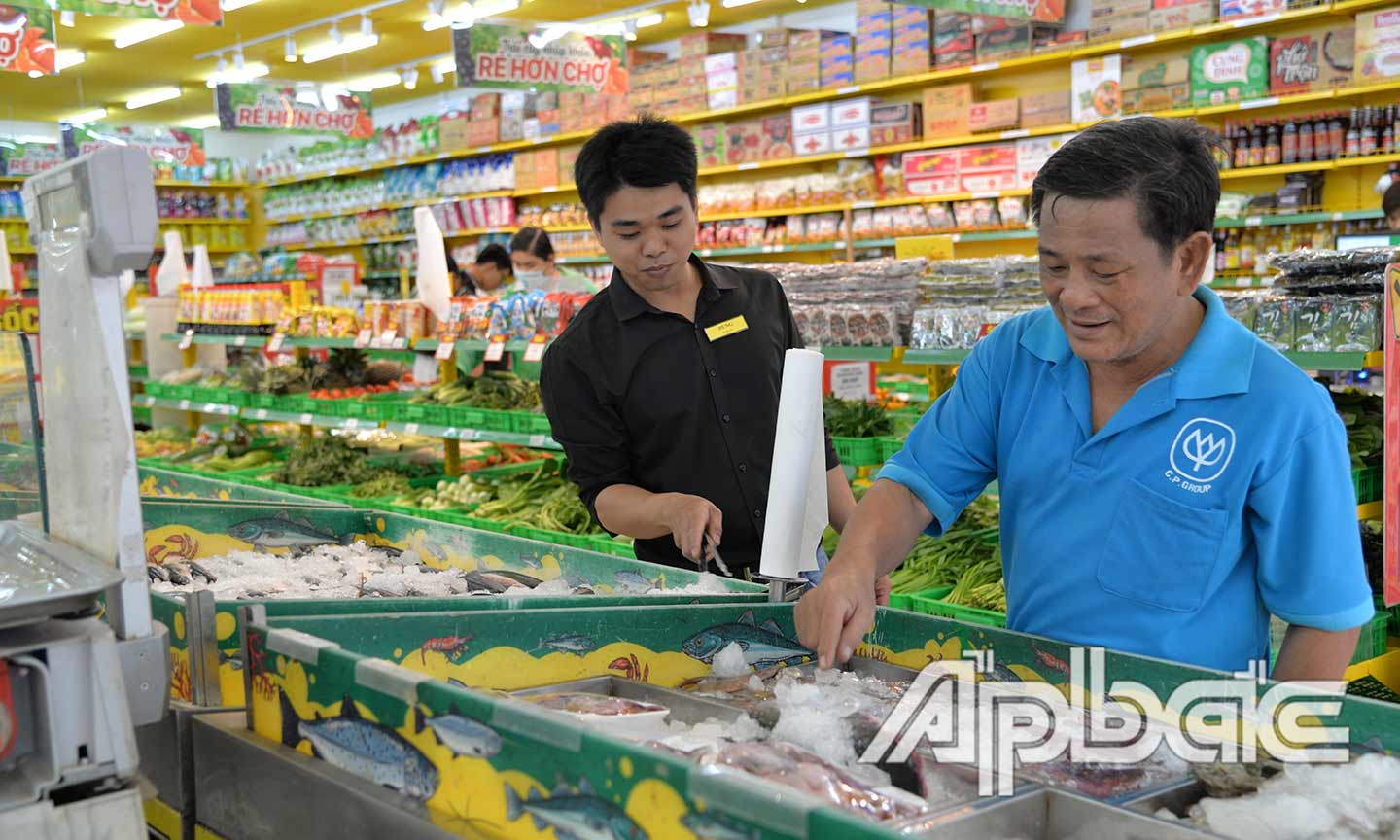 Việc ra đời các trung tâm thương mại, siêu thị, cửa hàng tiện ích còn là động lực thu hút đầu tư liên vùng, lan tỏa phát triển kinh tế - đô thị, đầu mối liên kết tiêu thụ sản phẩm có lợi thế sản xuất của địa phương