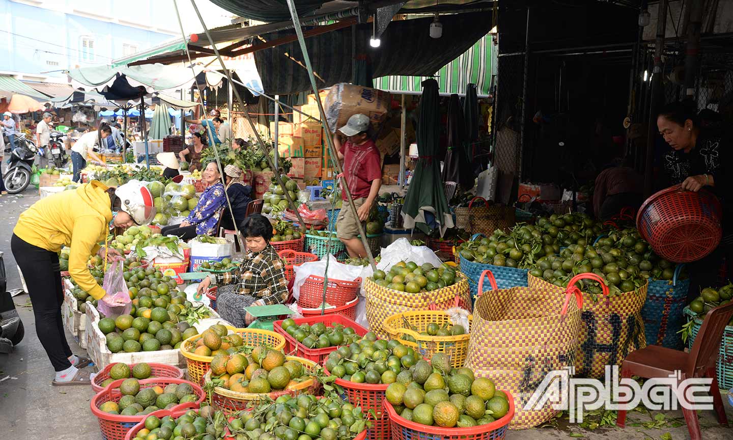 Trái cây về chợ đầu mối tăng cao.