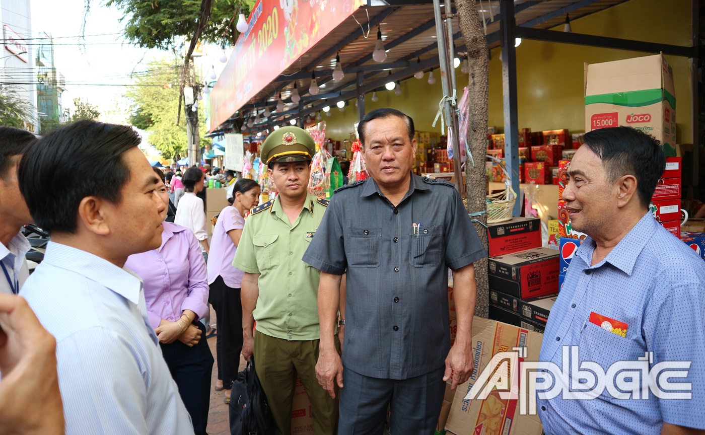 Đoàn đến làm việc tại Cửa hàng bách hóa phường 1, đường Lê Lợi