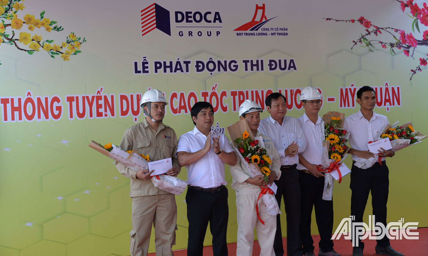 DNDA tặng quà cho các tập thể, cá nhân hoàn thành tốt việc thi công xuyên tết.