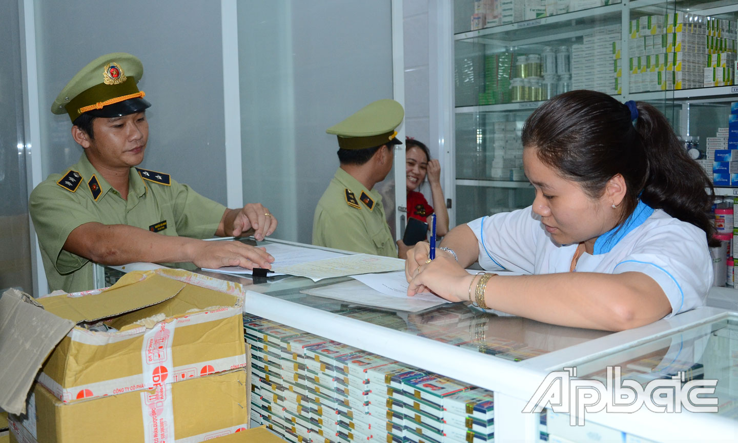 Đoàn liên ngành BCĐ 389/TG kiểm tra việc bán khẩu trang tại Nhà thuốc tư nhân Như Mai.