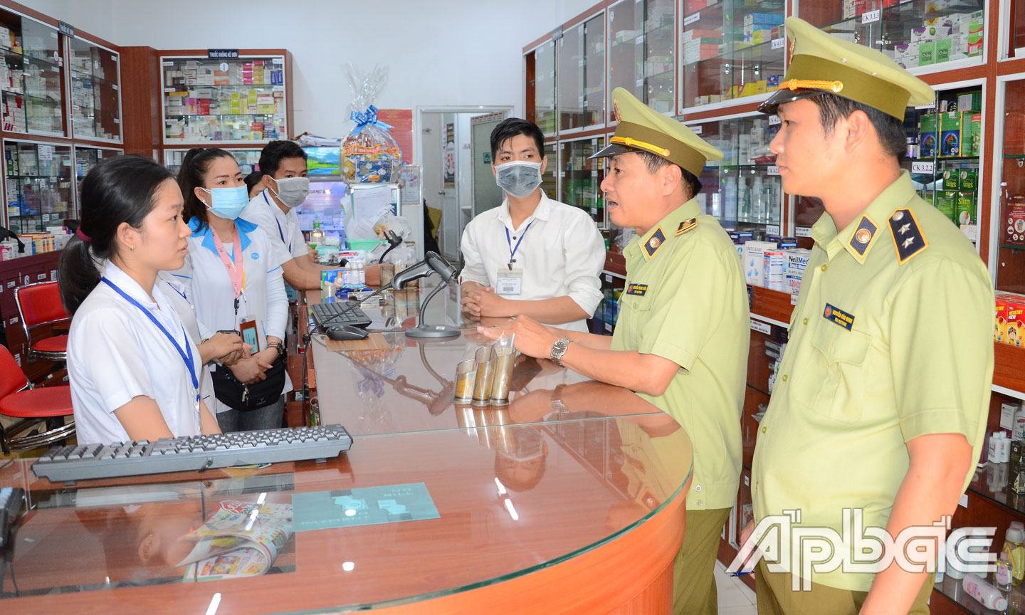 Đoàn liên ngành BCĐ 389/TG kiểm tra việc bán khẩu trang tại Nhà thuốc Long Châu.