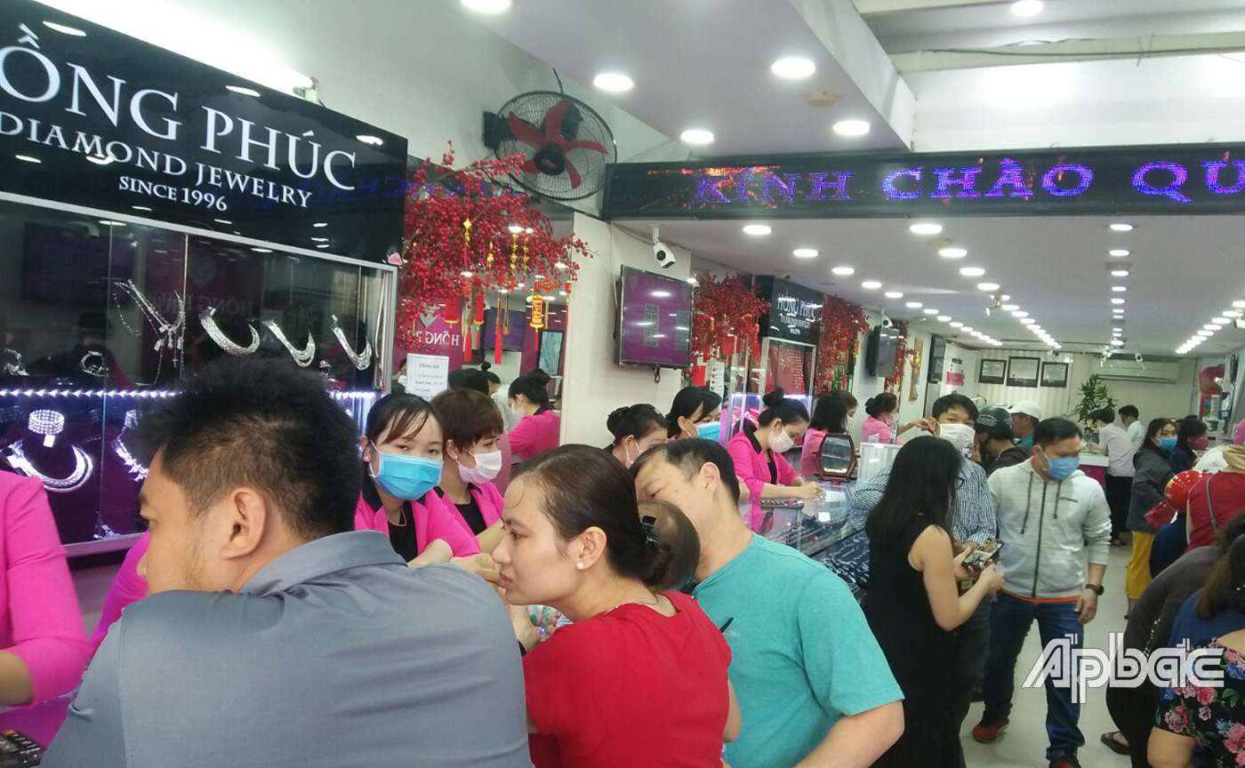 Người dân mua vàng trong ngày vía Thần tài tại Công ty TNHH Hồng Phúc ở trên đường Lê Lợi, Tp. Mỹ Tho