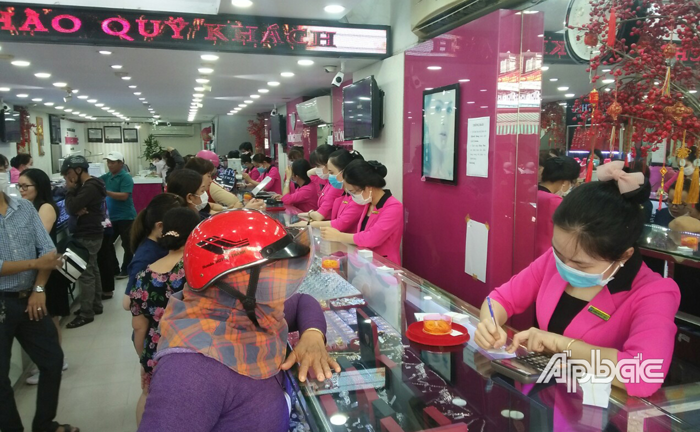 Người dân mua vàng trong ngày vía Thần tài tại Công ty TNHH Hồng Phúc ở trên đường Lê Lợi, Tp. Mỹ Tho