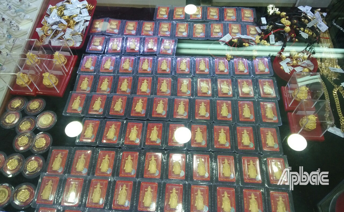 Thẻ vàng hình Thần tài được người dân chọn mua nhiều với mong muốn 1 năm sung túc, đầy đủ.