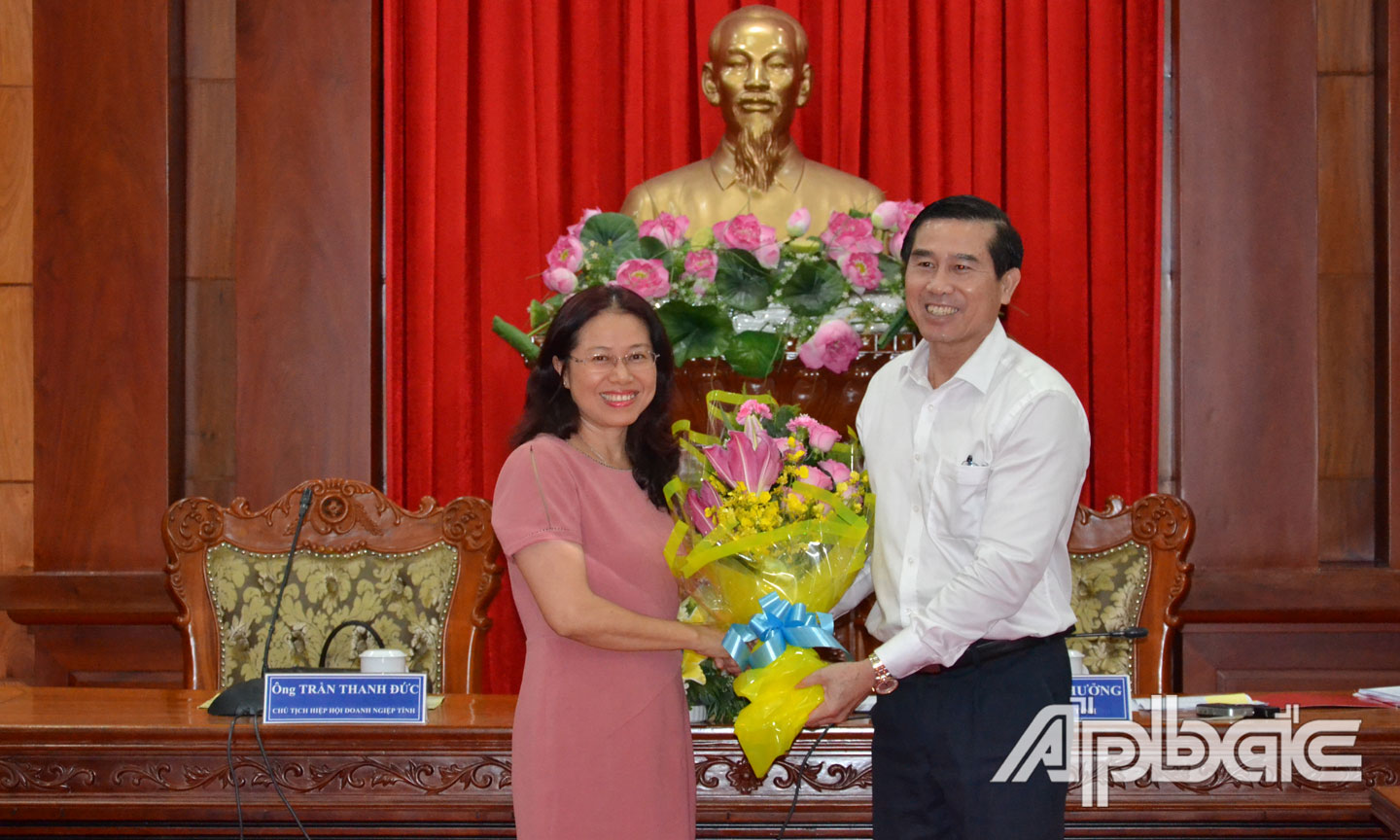 Đại diện HHDN tỉnh tặng hoa cho lãnh đạo tỉnh.