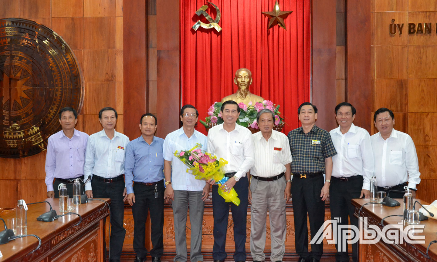 Lãnh đạo tỉnh và Ban Chấp hành HHDN tỉnh chụp ảnh lưu niệm.