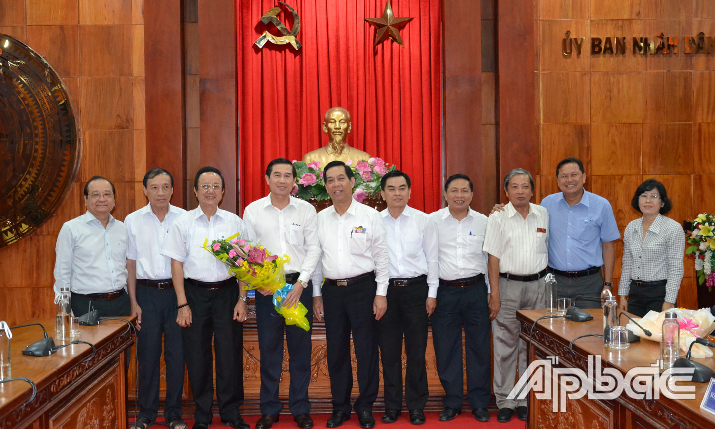 Lãnh đạo tỉnh và Ban Chấp hành HHDN tỉnh chụp ảnh lưu niệm.