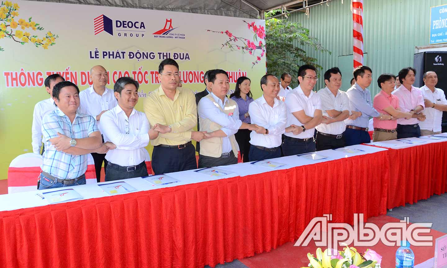 Lễ ký kết phát động thi đua thi công thông tuyến Dự án vào tháng 12-2020.