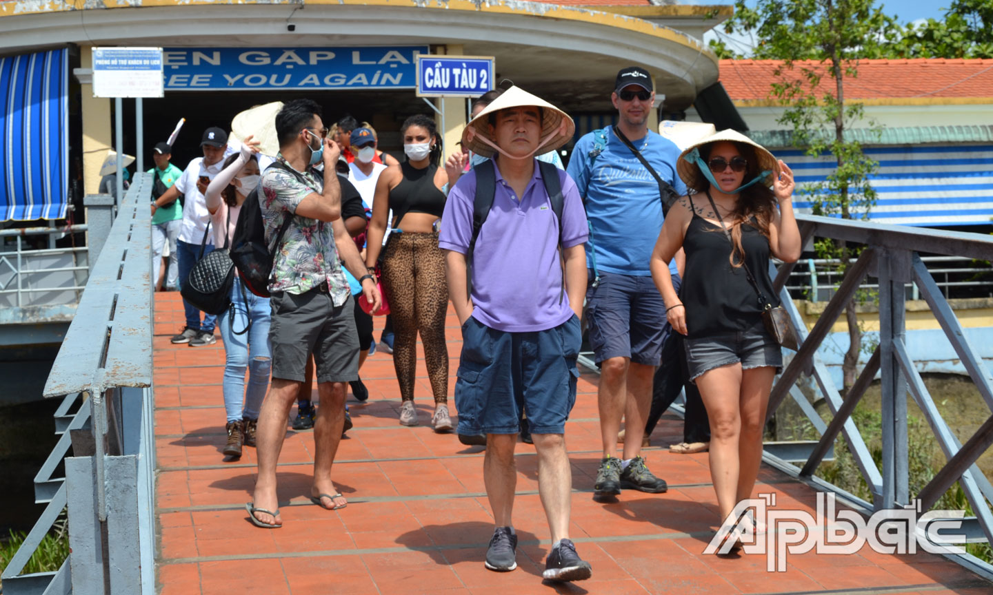 Lượng khách du lịch đến tỉnh giảm mạnh.