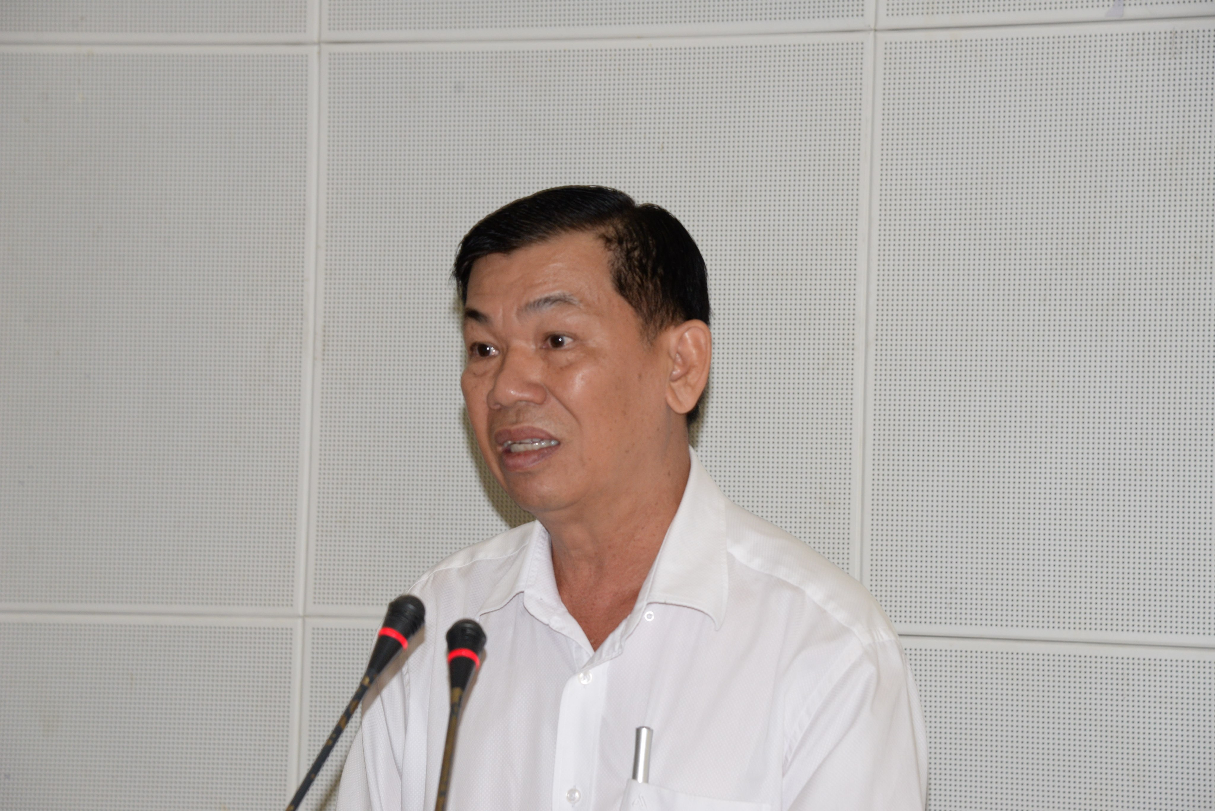 Đồng chí Nguyễn Văn Mẫn thông tin tại cuộc họp.