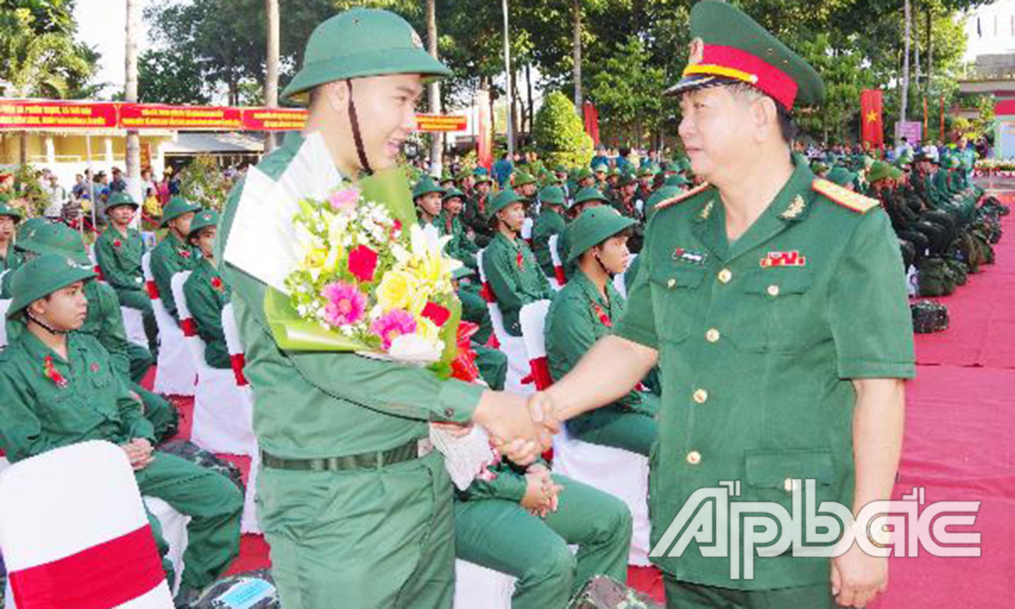 Đồng chí Đại tá Châu Hoàng Phương, Chỉ huy trưởng Bộ CHQS tỉnh động viên, thăm hỏi thanh niên TP. Mỹ Tho lên đường nhập ngũ.