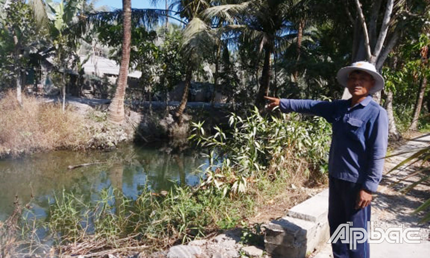 Vị trí xây dựng cây cầu mới (người chỉ tay) ở ấp Mỹ Thọ.