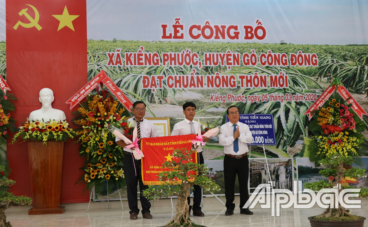 Đồng chí Phạm Anh Tuấn Phó Chủ tịch UBND tỉnh Tiền Giang trao tặng Cờ thi đua cho xã Kiểng Phước