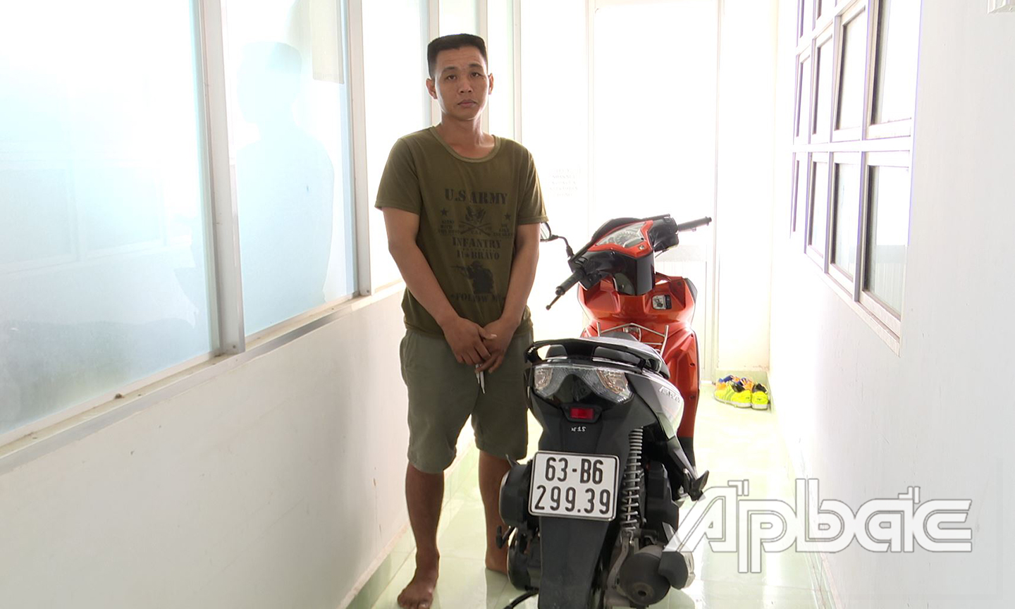 Đối tượng Huỳnh Hữu Khoa và tang vật trong vụ trộm tài sản. 