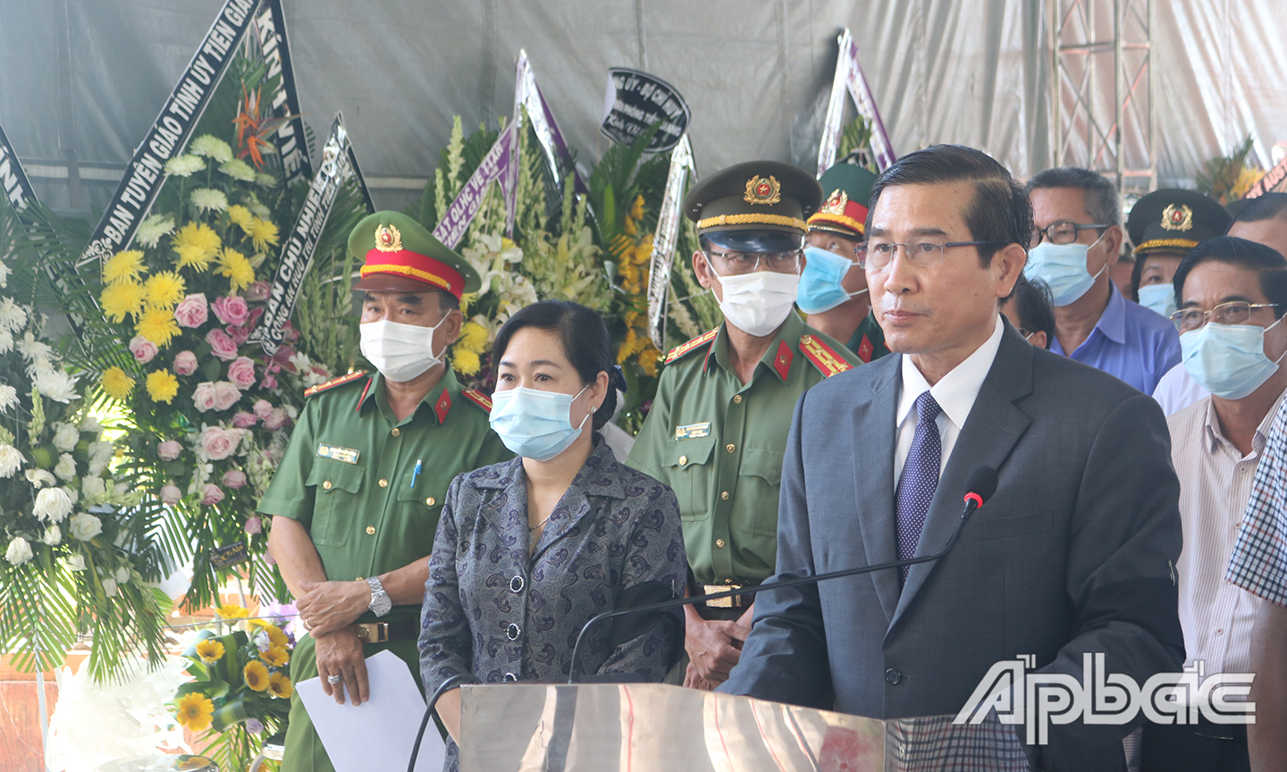 Đồng chí Lê Văn Hưởng đọc điếu văn tại Lễ Truy điệu.