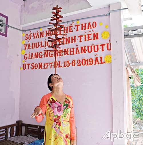 Nghệ nhân Út Son biểu diễn nghệ thuật múa bóng rỗi.