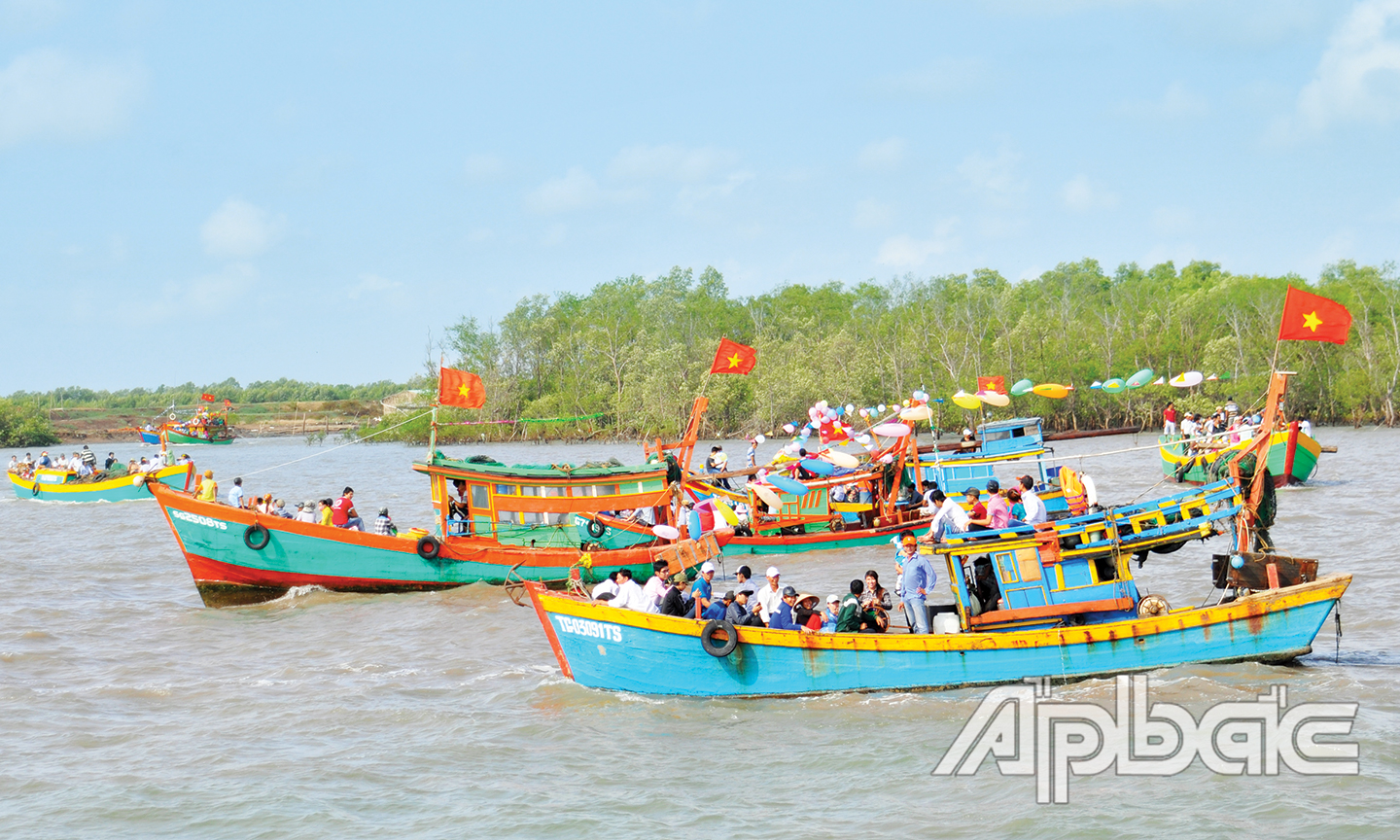 Người dân vùng biển Vàm Láng tham gia Lễ hội Nghinh Ông.                                                                                                       Ảnh tư liệu