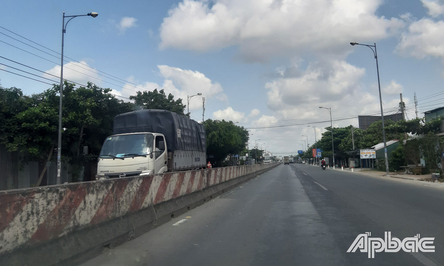 Quốc lộ 1 vắng phương tiện lưu thông.