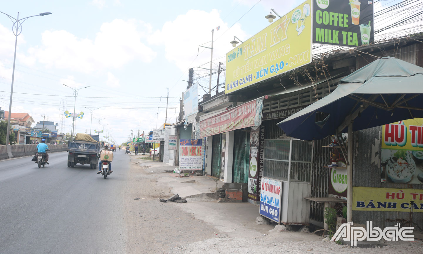 Một số hàng, quán ăn, uống ở thị trấn Tân Hiệp tạm nghỉ.