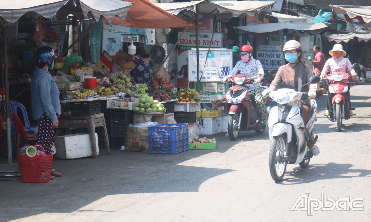 Lượng người đến mua hàng tại chợ Vĩnh Kim chỉ bằng khoảng 30% ngày thường.