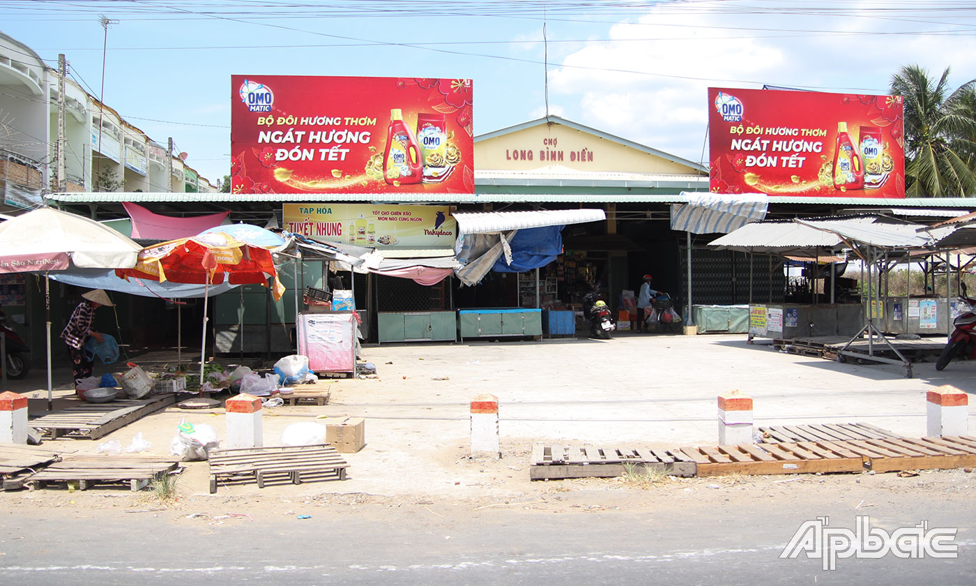 Một số ki-ốt kinh doanh các mặt hàng không thiết yếu tại chợ Long Bình Điền đồng loạt đóng cửa.