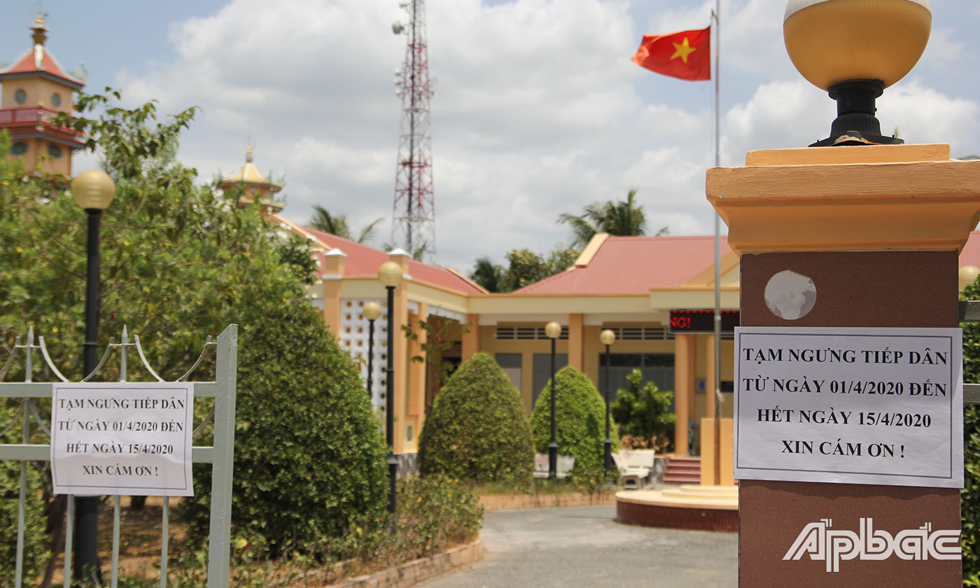 UBND thị trấn Chợ Gạo dán thông báo tạm ngưng tiếp dân trong vòng 15 ngày.