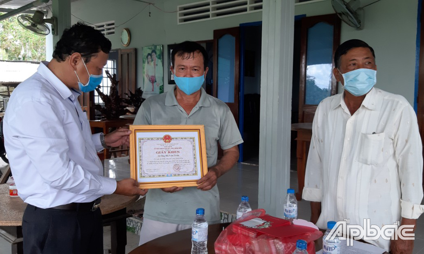 Đại diện lãnh đạo xã trao giấy khen cho ông Hà Văn Trân.