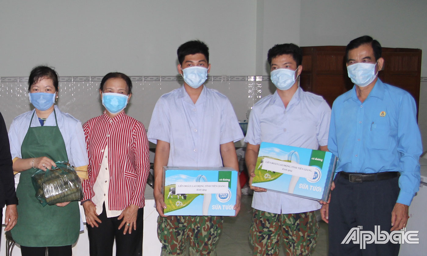 Liên đoàn Lao động tỉnh thăm, tặng quà các lực lượng làm nhiệm vụ khu cách ly Trường Quân sự Tiền Giang.