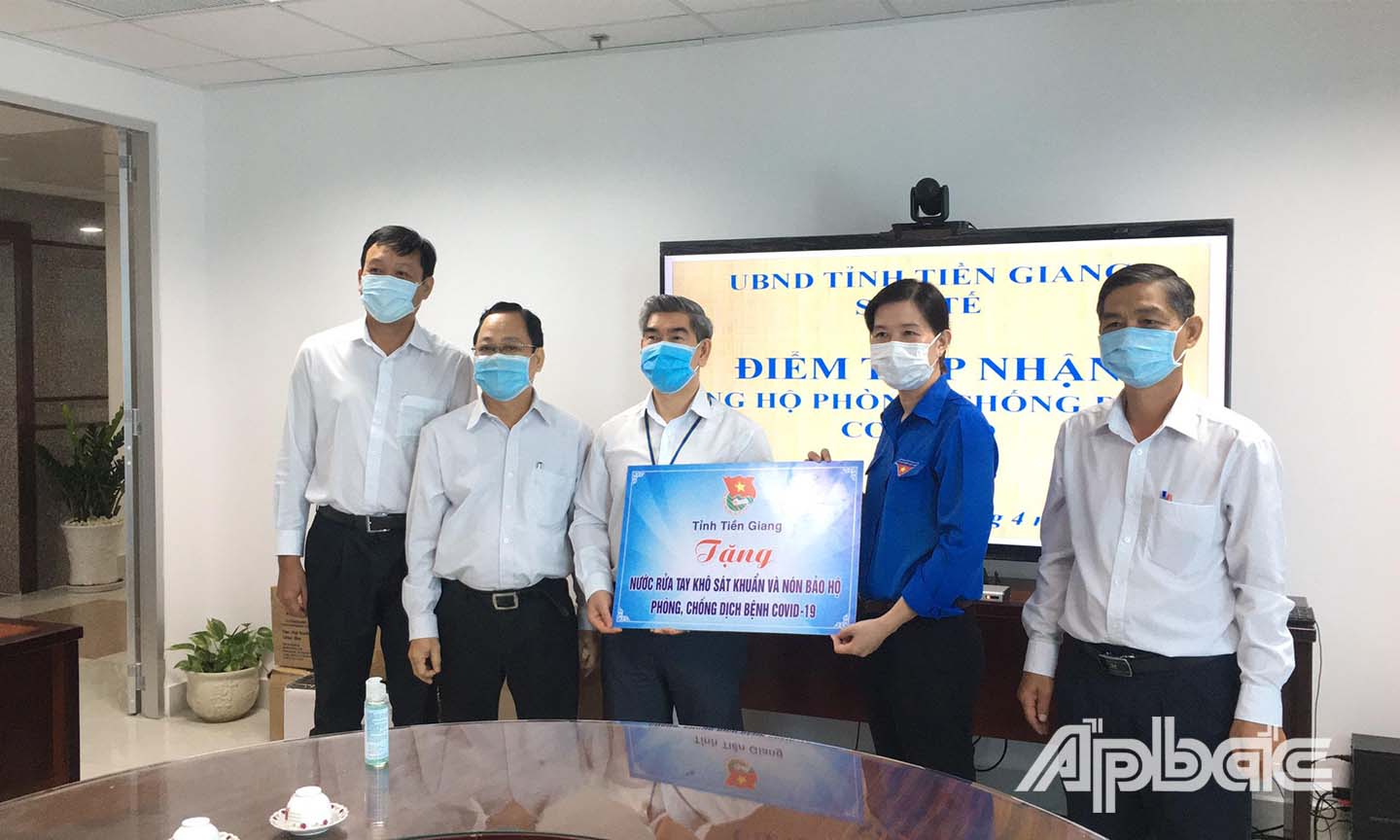 Chị Nguyễn Thị Mỹ Nương, Phó Bí thư Tỉnh đoàn, Chủ tịch Hội LHTN Việt Nam tỉnh Tiền Giang trao quà cho các thanh niên khuyết tật tiêu biểu trong chương trình tỏa sáng nghị lực Việt.