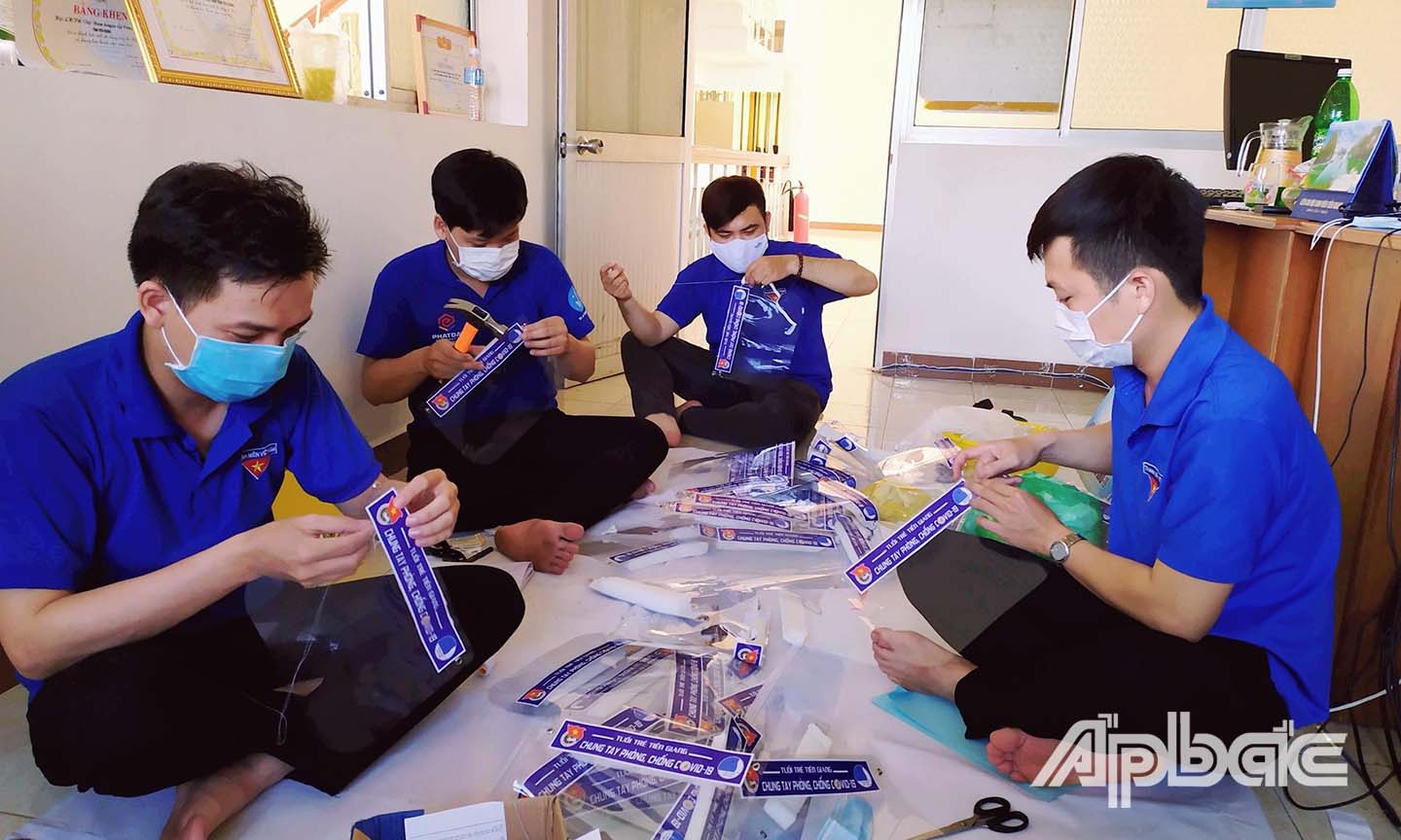 Đoàn viên Chi đoàn Co quan Tỉnh đoàn tham gia gia công nón bảo hộ phòng chống dịch.