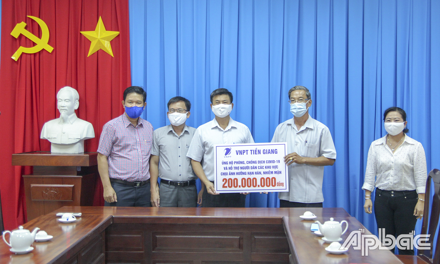 VNPT Tiền Giang trao Bảng tượng trưng ủng hộ 200 triệu đồng phòng, chống dịch Covid-19 và hạn, mặn.