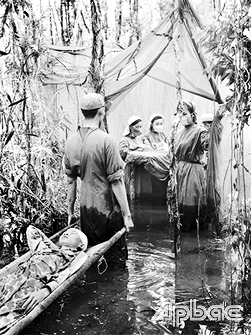 Vận chuyển thương binh trong chiến tranh.