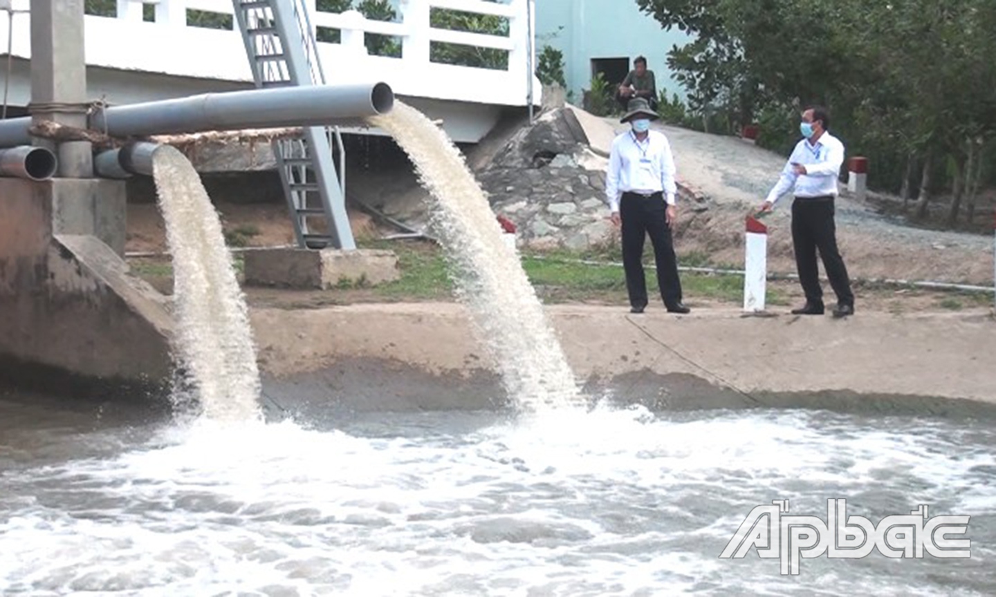 Đồng chí Lê Văn Hưởng kiểm tra tình hình cung cấp nước sản xuất ở huyện Cái Bè.
