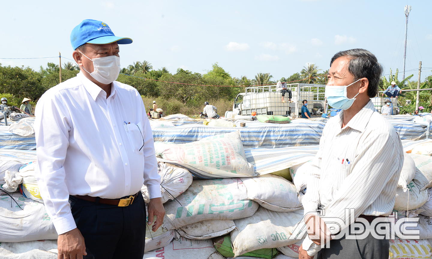 Đồng chí Lê Văn Nghĩa trao đổi với cán bộ TX. Cai Lậy tại điểm cấp nước xã Nhị Quý.