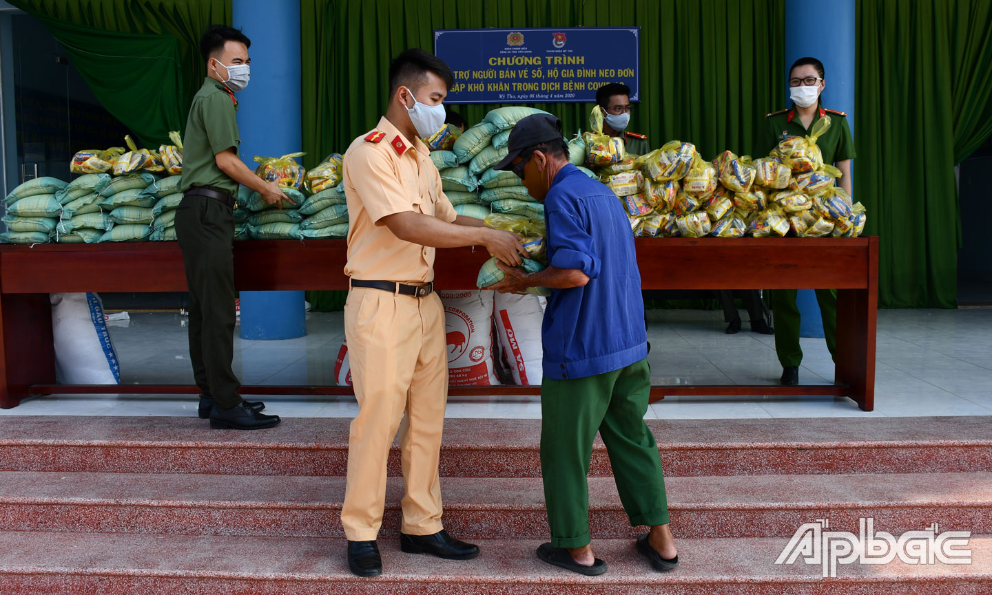 Trao quà cho người có hoàn cảnh khó khăn.