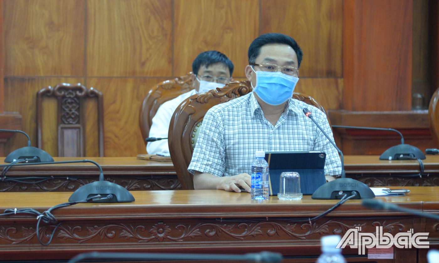 Đại biểu đóng góp ý kiến.