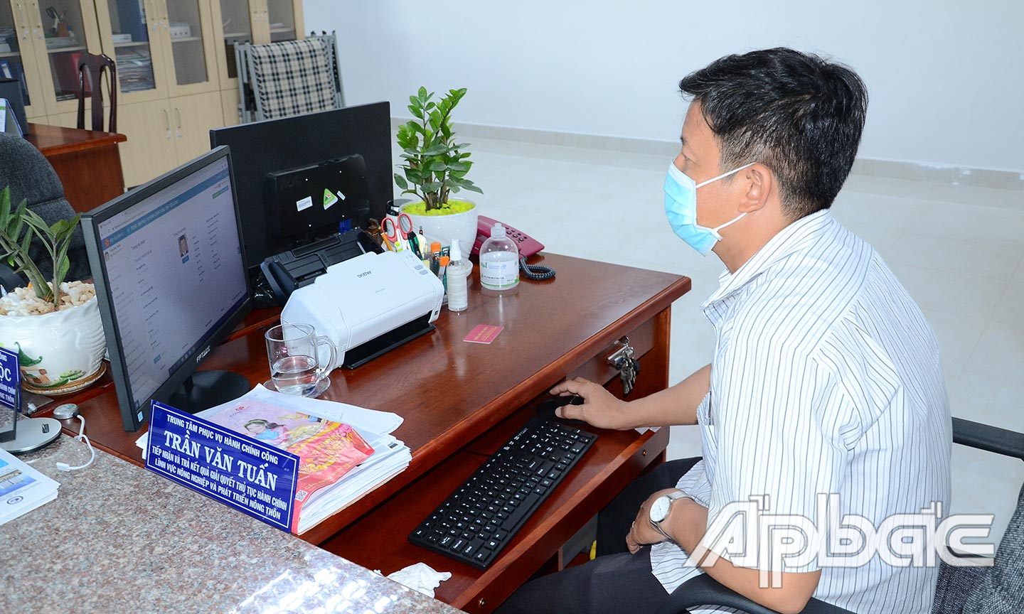 Chuyên viên Trung tâm Phục vụ hành chính công tỉnh tiếp nhận hồ sơ trực tuyến.