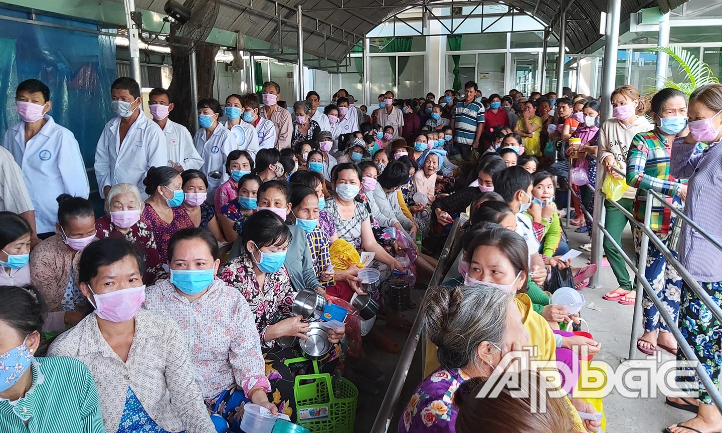 Bệnh nhân chờ nhận cơm từ bếp ăn từ thiện (ảnh chụp đầu tháng 3-2020). 	Ảnh: NGUYỄN VINH