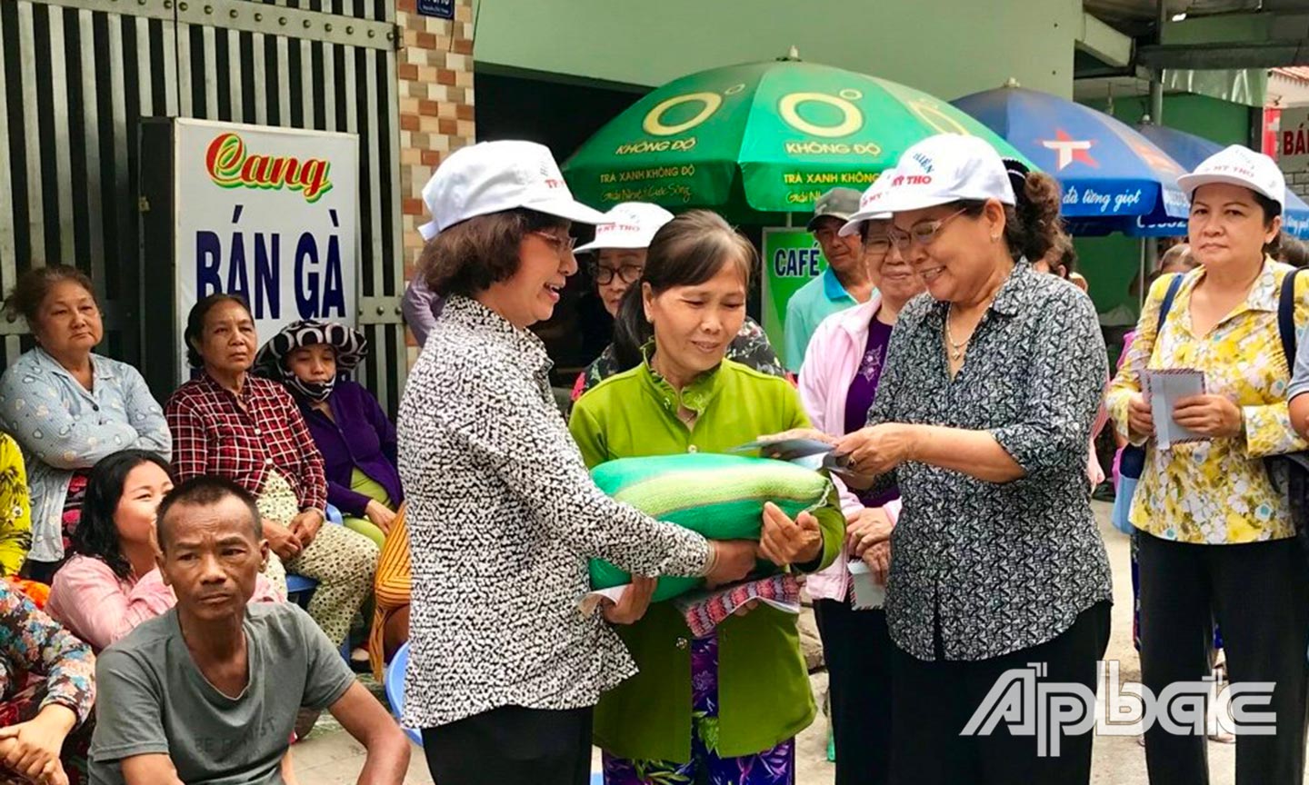 Hội Từ thiện TP. Mỹ Tho vận động tặng gạo và tiền cho hộ nghèo trong thành phố (ảnh chụp năm 2019).