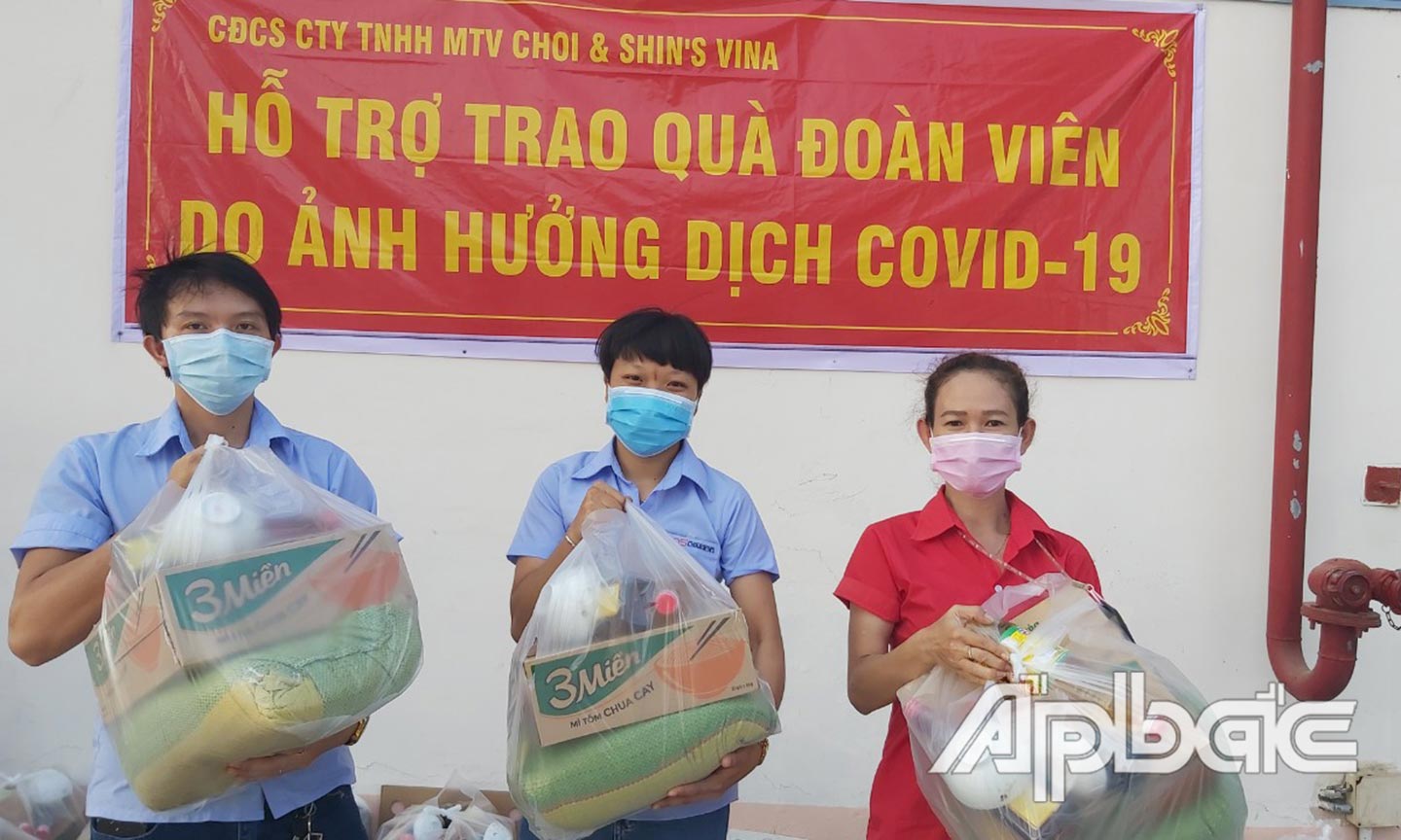 Công nhân Công ty TNHH MTV Choi & Shin’s Vina nhận quà hỗ trợ từ Công đoàn.