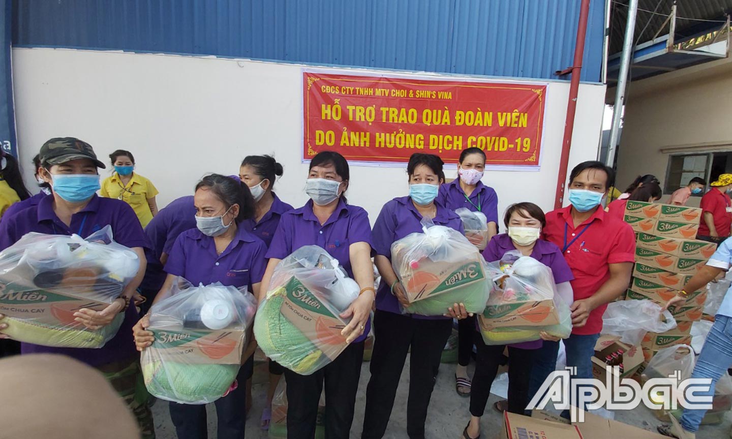 Công nhân Công ty TNHH MTV Choi & Shin’s Vina nhận quà hỗ trợ từ Công đoàn (ảnh chụp giữa tháng 3-2020). Ảnh: LÝ OANH