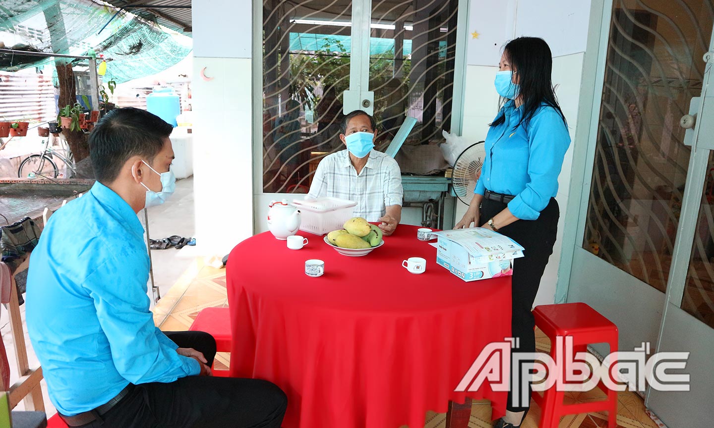 Đồng chí Nguyễn Thị Thùy Dương vận động chủ nhà trọ giảm giá thuê phòng trọ cho CNLĐ.