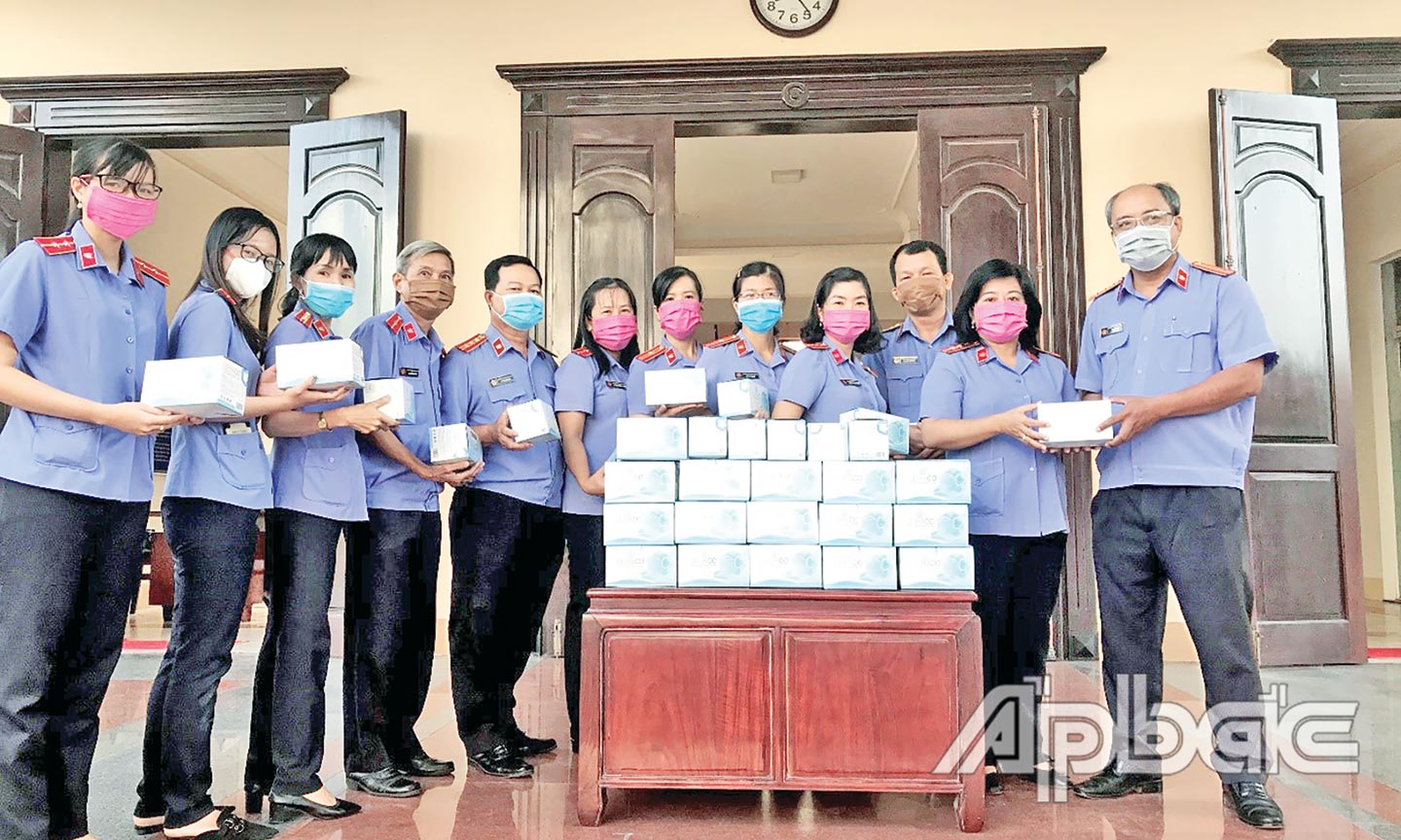 CB-CC-VC-NLĐ Viện KSND tỉnh nhận khẩu trang y tế được cấp phát (ảnh chụp giữa tháng 3-2020).