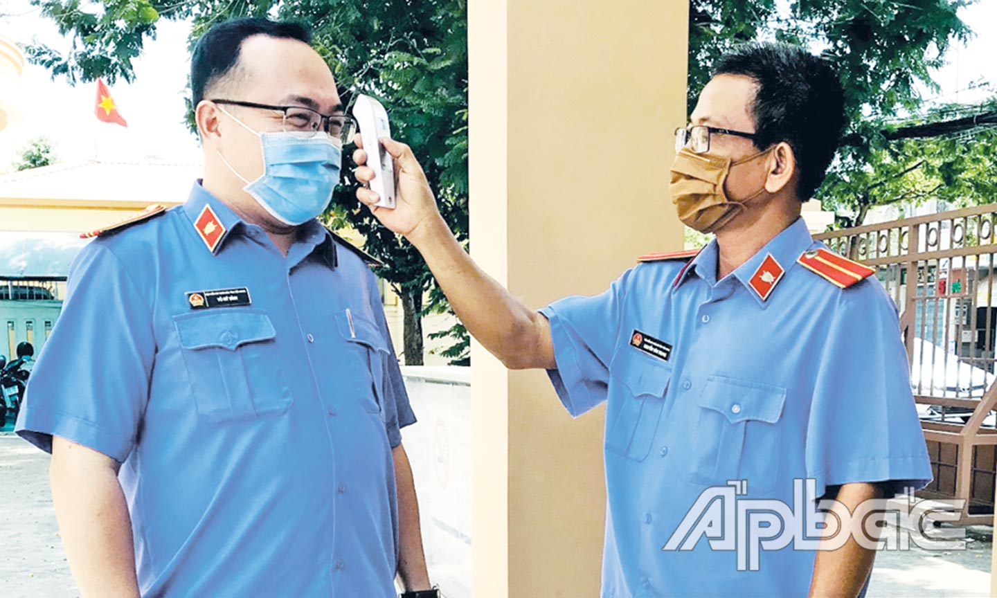 CB-CC-VC-NLĐ Viện KSND tỉnh thực hiện việc kiểm tra thân nhiệt trước khi vào cơ quan.