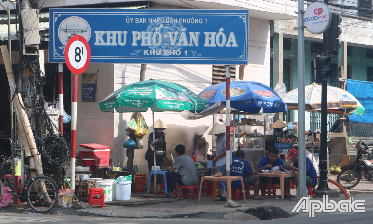 Một quán ăn chưa thực hiện đúng biện pháp phòng dịch khi kê bàn sát nhau và để nhiều thực khách ngồi chung một bàn ở phường 1, TX. Cai Lậy.