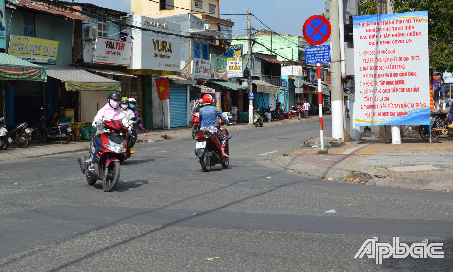 Người dân TP. Mỹ Tho chấp hành tốt việc mang khẩu trang khi ra đường.